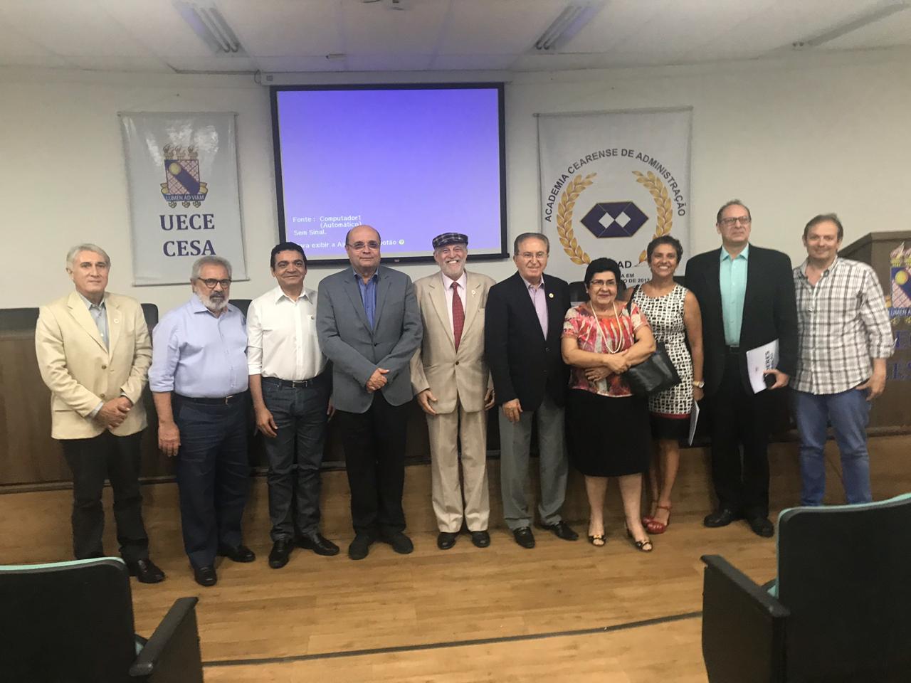 Empresário Fernando Cirino ministra palestra no projeto Líderes em Ação
